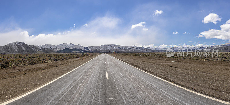 Ruta Nacional 237的全景，RN237，以安第斯山脉为背景-阿根廷